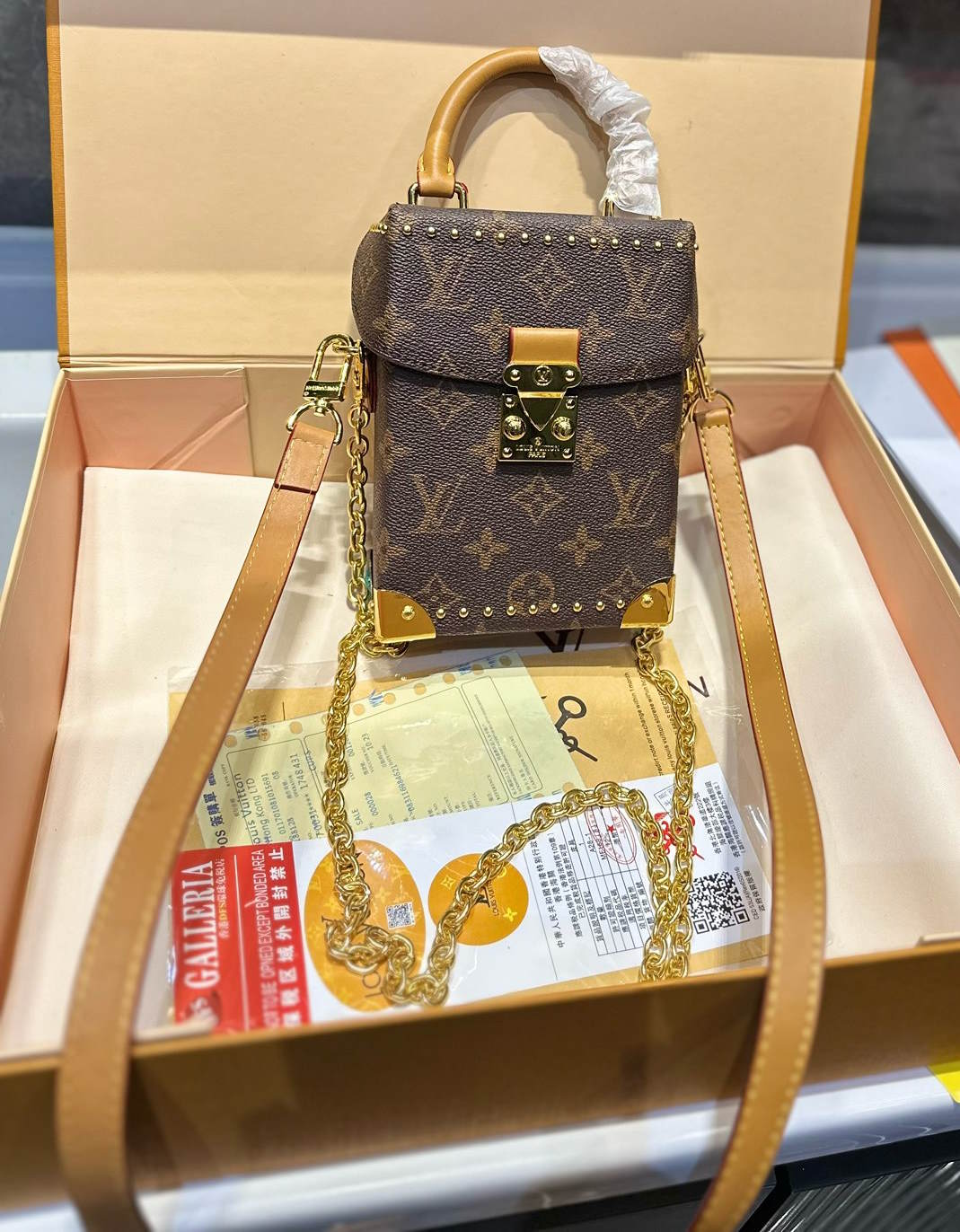 Slingbag/Handbag with box LV
