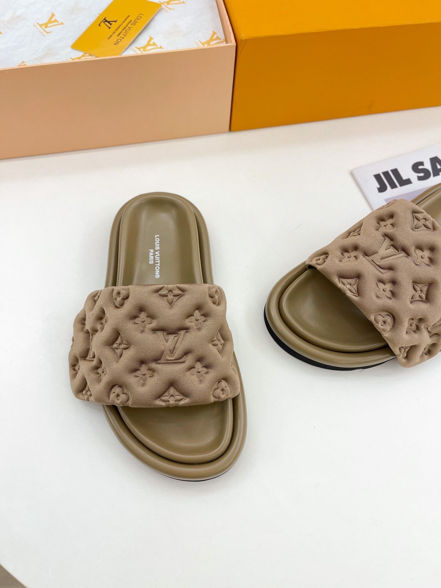 LU Slippers Pillo w 2 Color 's