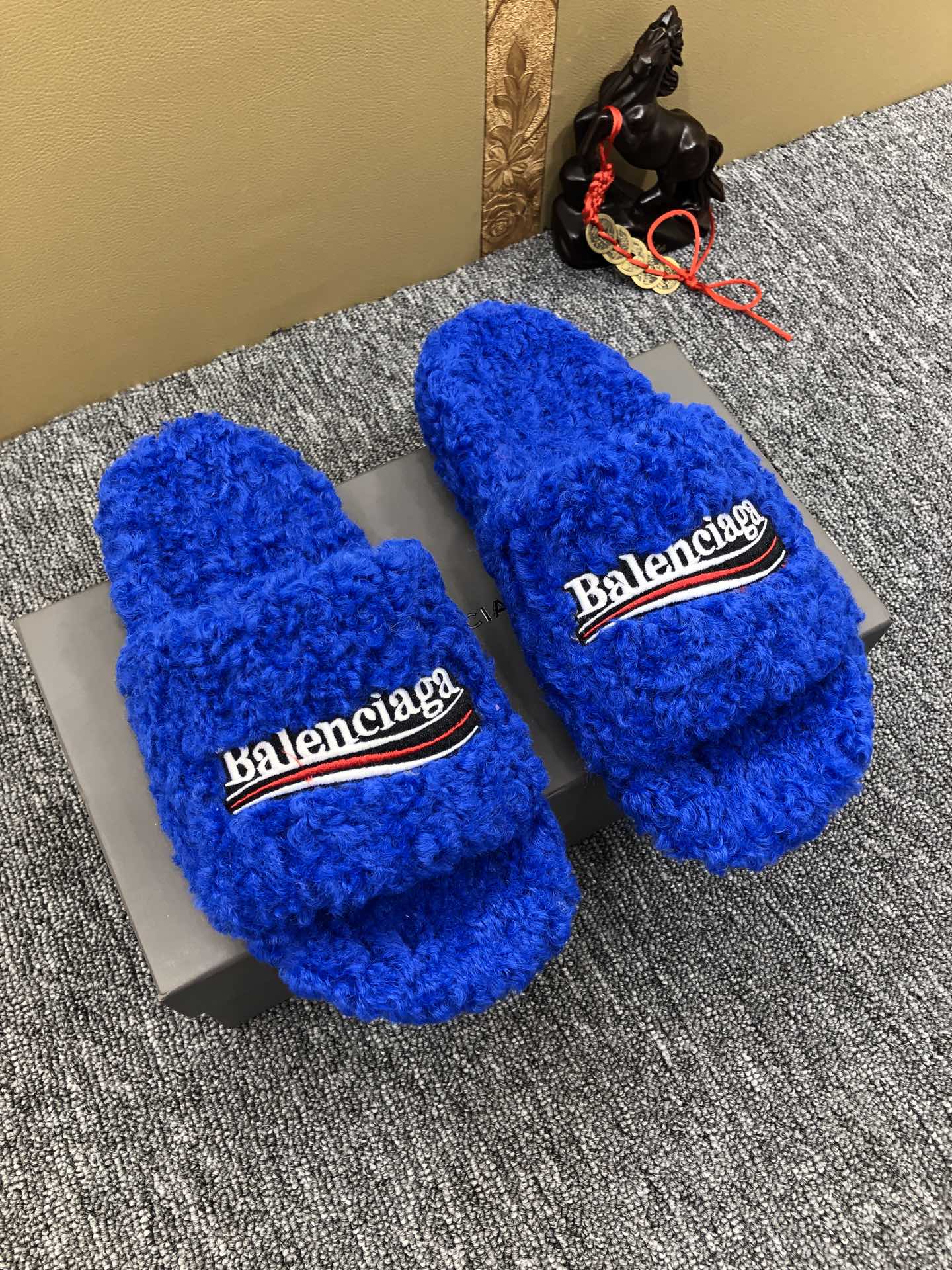 SNBAL  Slippers Furry 2  Color 's