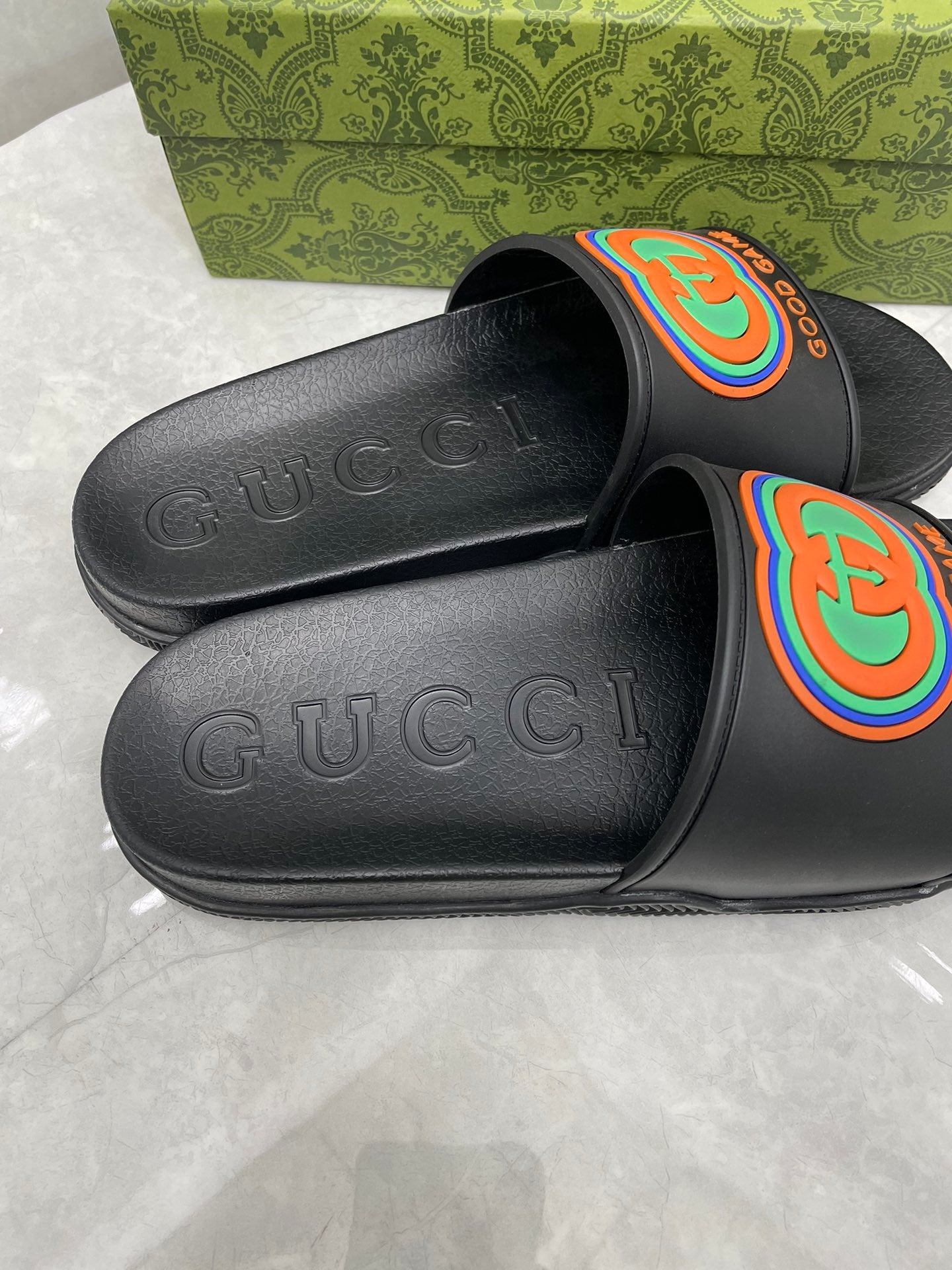 GU Slippers  LOGO