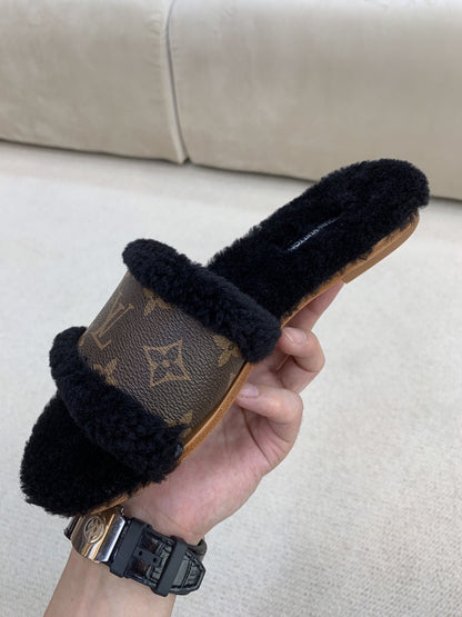 LU Slippers 2 Colors Fur