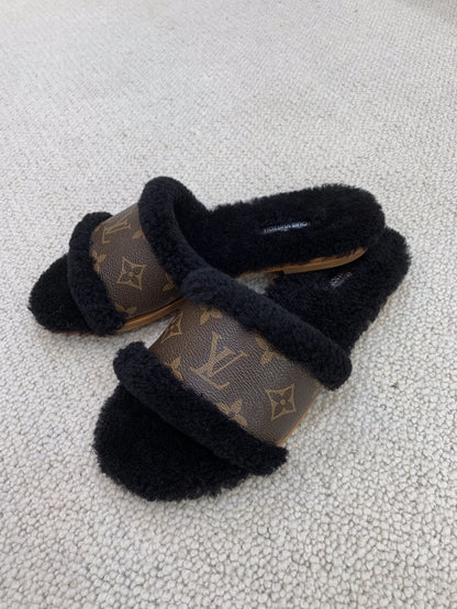 LU Slippers 2 Colors Fur